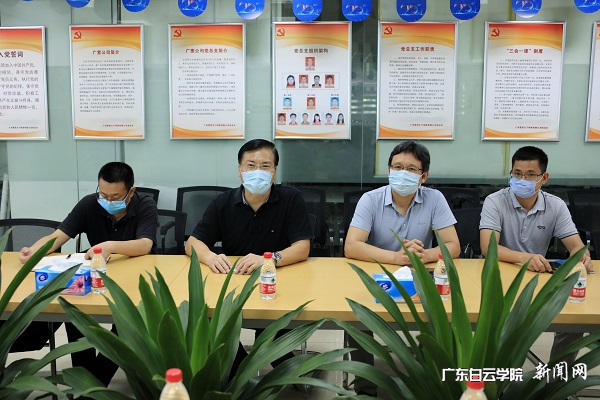 看望学生的校方代表.jpg