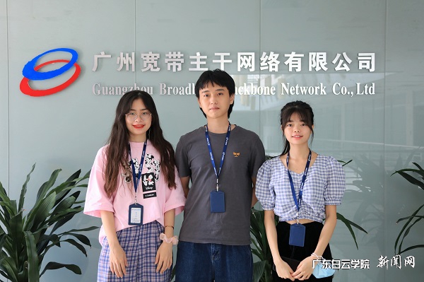 在企业实习的我校学生.jpg