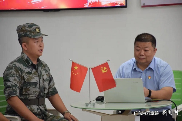 退伍军人邓绩（左）.jpg
