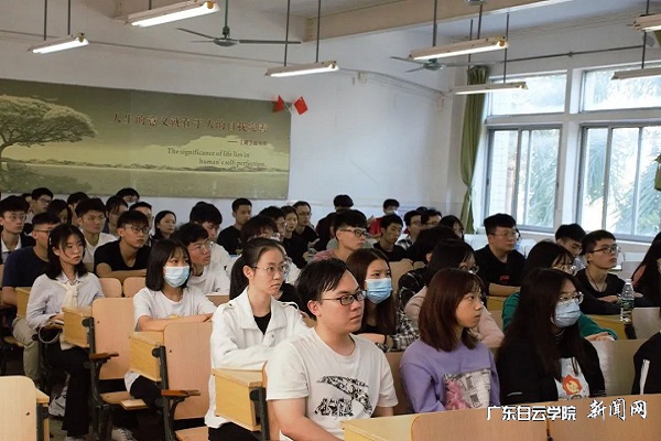 入党积极分子听课.jpg