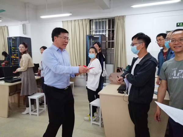 黄大乾校长给教师们发开门利市.png