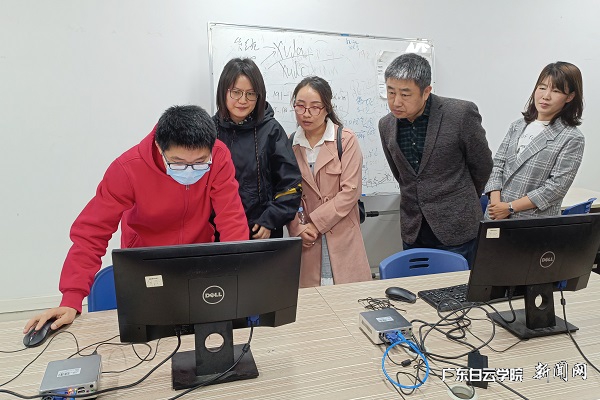 云宏公司工程师为白云学院教师介绍云宏的研发成果.jpg