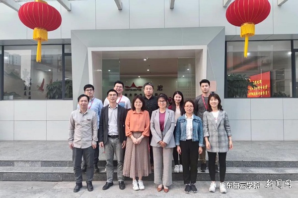 参加论坛的校企人员合影.jpg