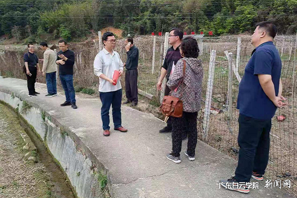 农村科技特派员调研黄金百香果种植基地.png