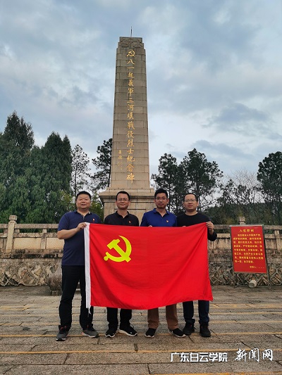 农村科技特派员参观三河坝战役旧址.jpg