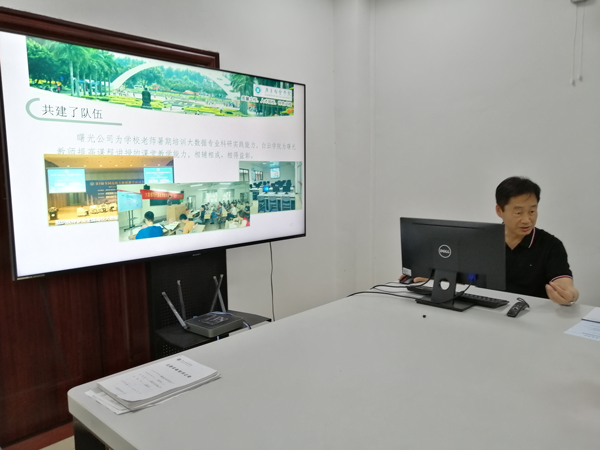 专业负责人万世明教授汇报专业建设成果.png